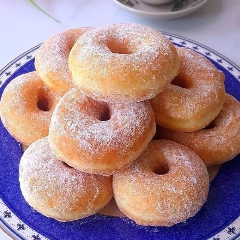 Пончики на тарелке