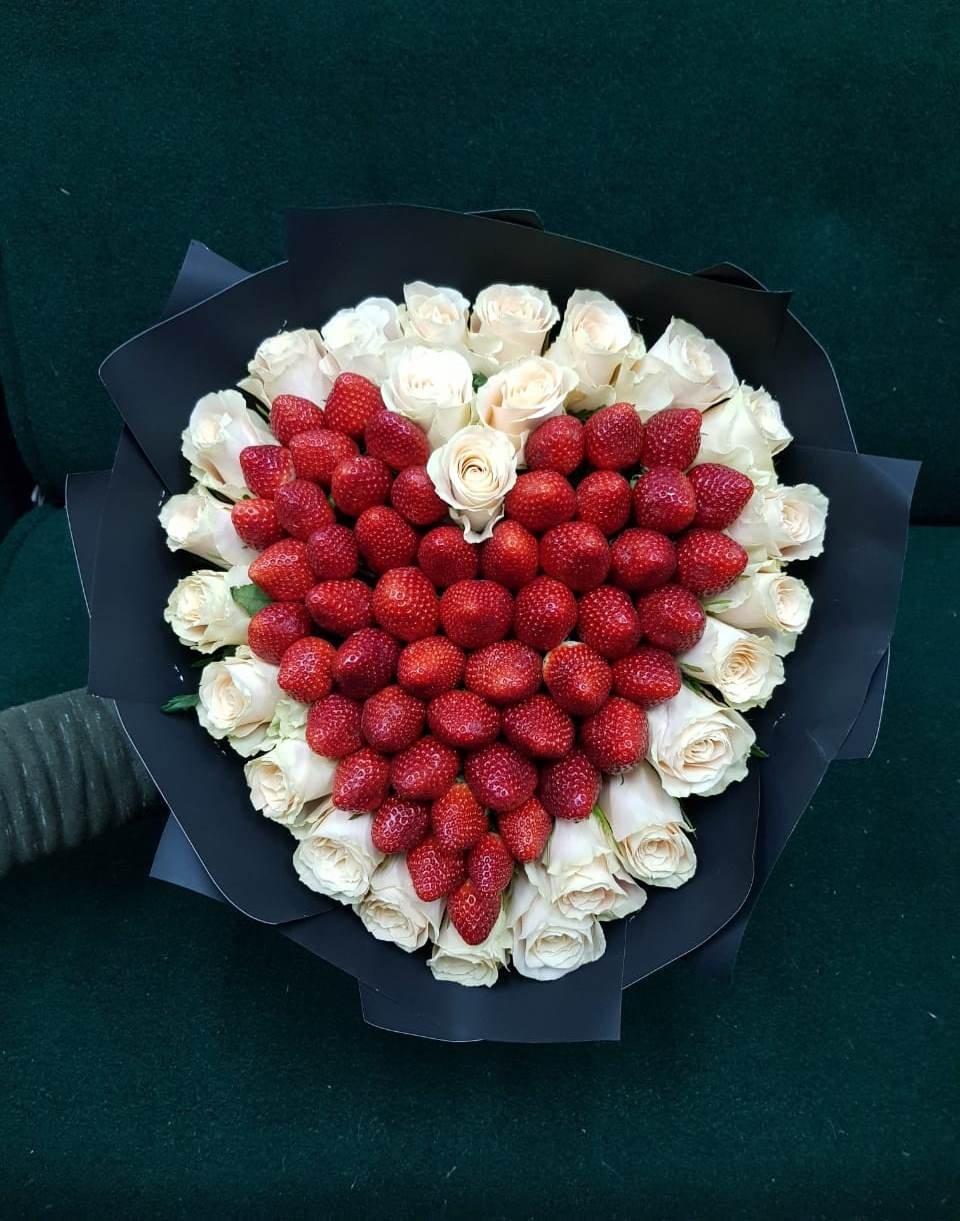 Коробочка с цветами и клубникой в шоколаде