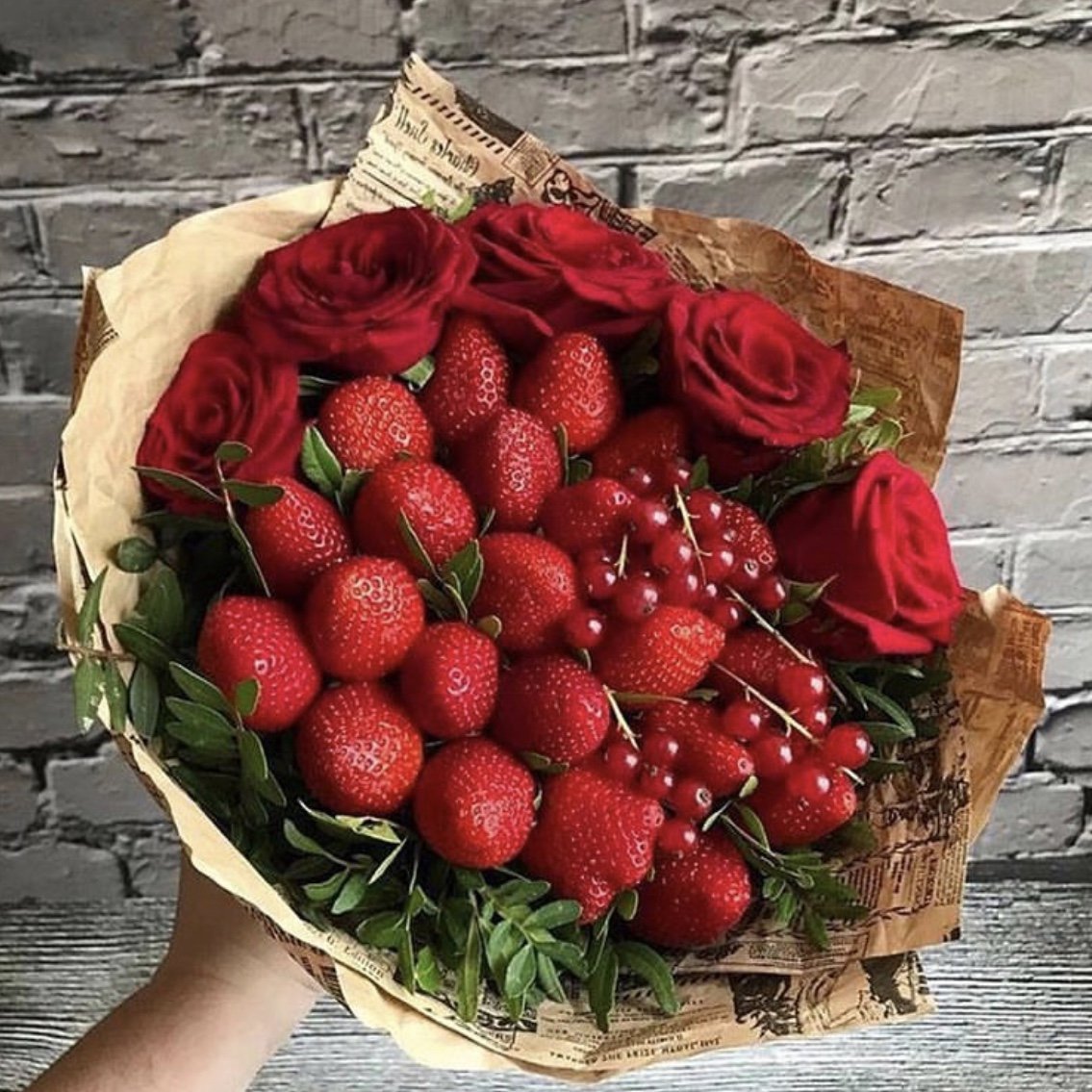 Букет с клубникой