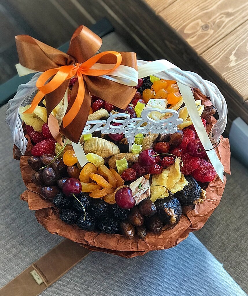 Корзинка с сухофруктами