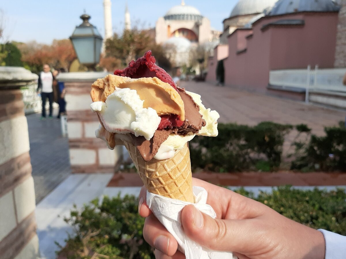 Мороженое в руке
