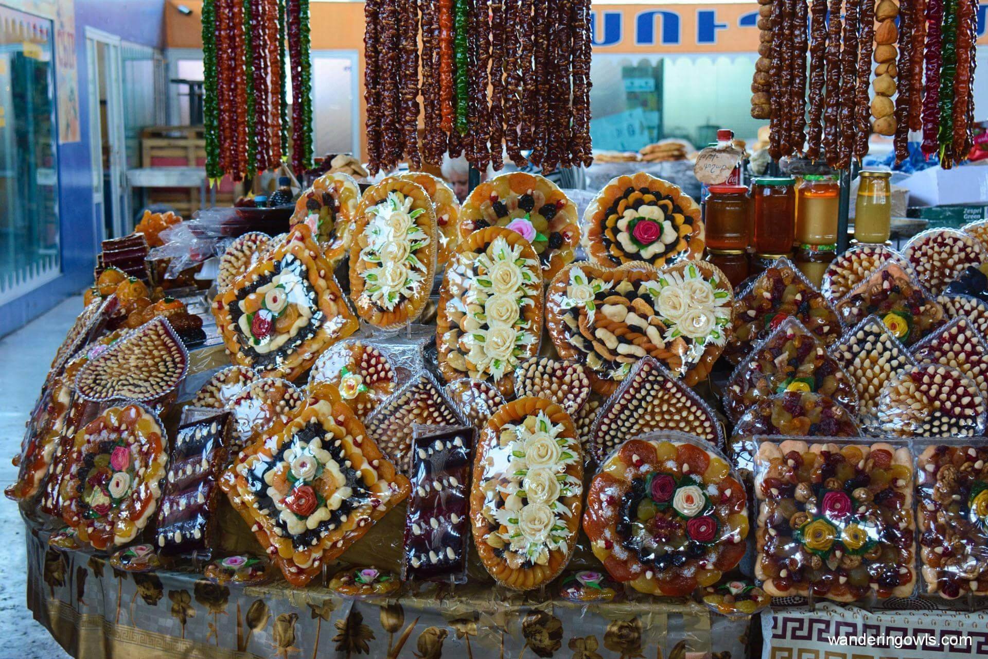 Узбекские товары. Восточный базар Узбекистана. Печак конфеты таджикские. Армянские сладости. Узбекские национальные сувениры.