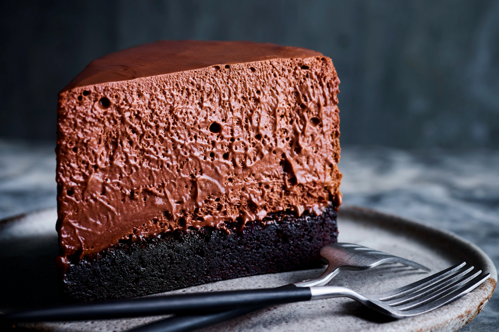 Простой рецепт шоколадного торта с фото. Шоколадный мусс для торта. Брауни с шоколадным муссом. Муссовый торт Брауни. Муссовый торт трюфель.