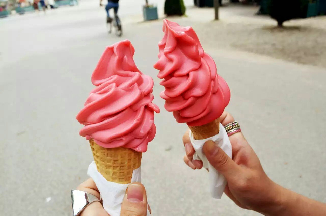 Мороженка на двоих. Мороженое рожок. Розовое мороженое в рожке. Мороженое в руке. Красивое мороженое в руке.