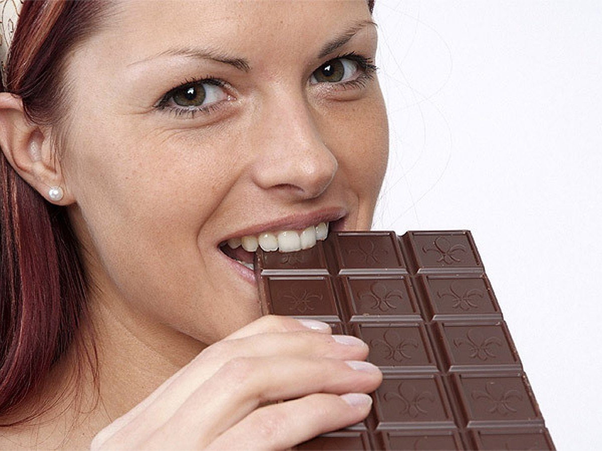 Ем шоколад плитками. Шоколад фото. Полезный шоколад. Кушать шоколад. Девушка с шоколадкой.