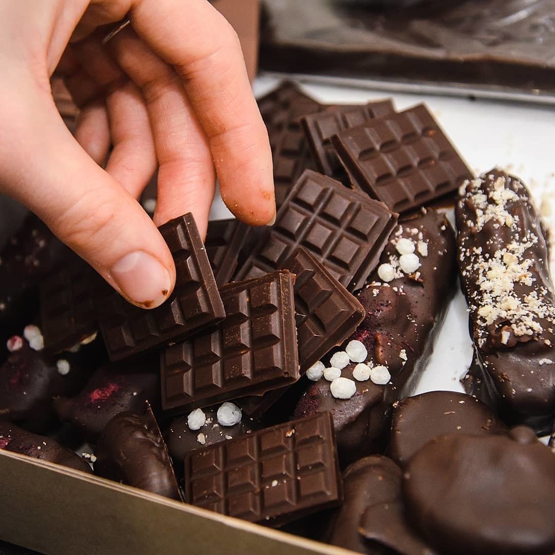 Домашняя плитка шоколада. Домашний шоколад. Шоколадные конфеты. Бельгийский шоколад плитка. Бельгийский шоколад плиточный.
