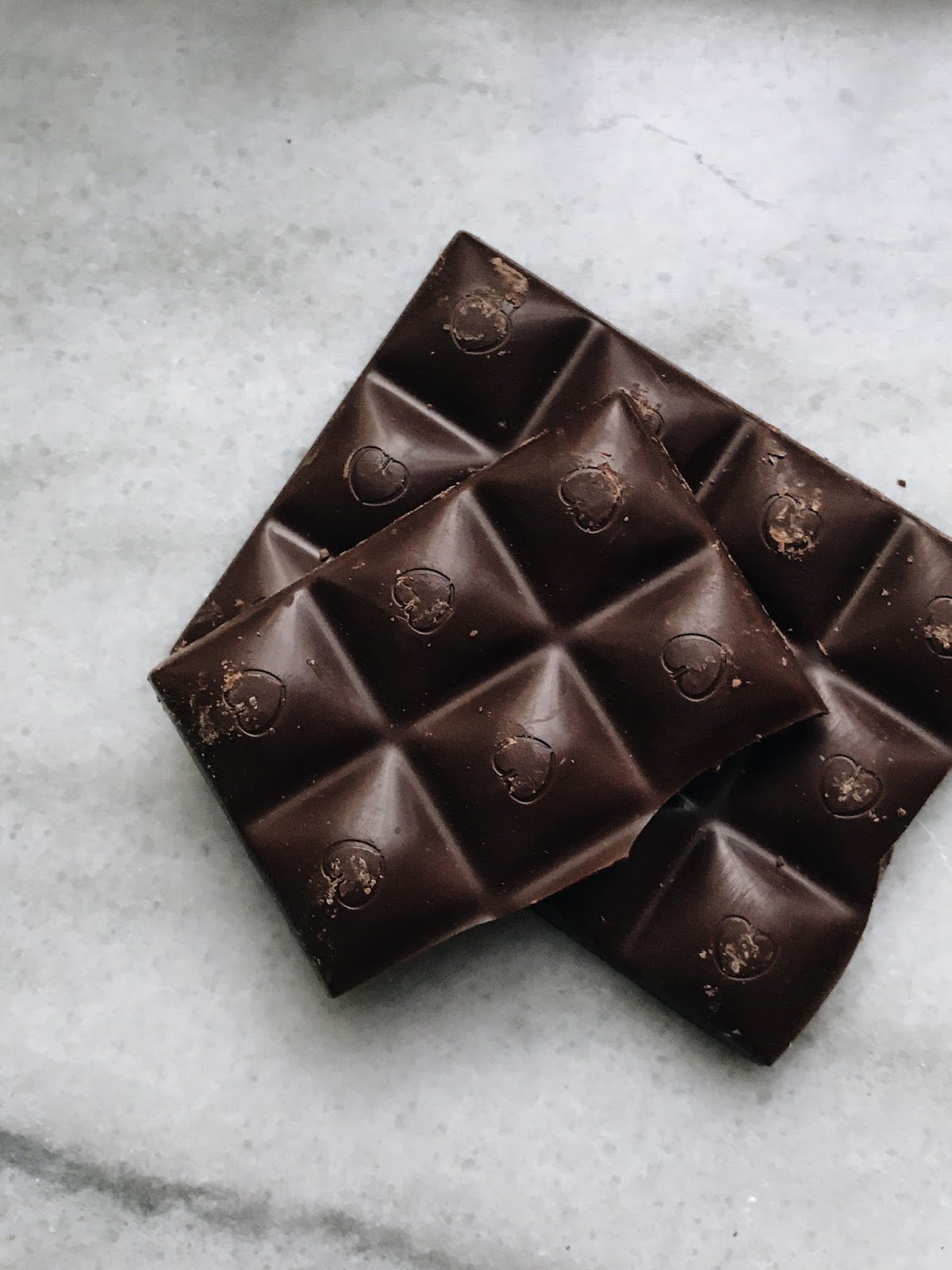 Шоколад квадрат. Шоколад квадратиками. Шоколадные плитки квадратики. Шоколадка квадратиками. Шоколадный квадрат.
