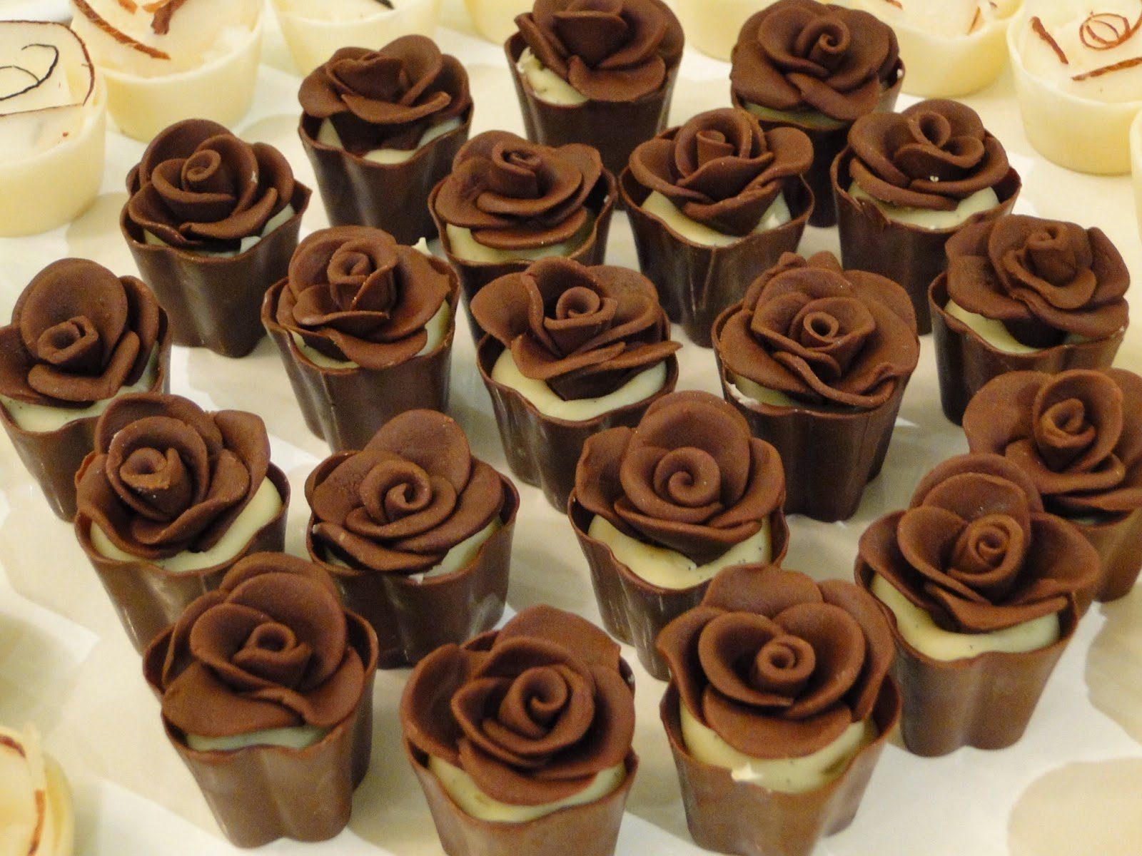 Розочки из шоколада. Шоколадные розы. Шоколадные розы букет. Шоколадные розочки. Розы из шоколада.