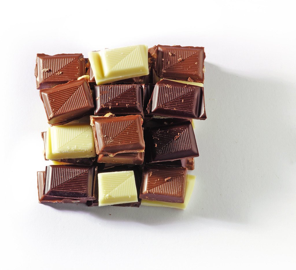 Шоколад квадрат. Шоколад квадратиками. Шоколадка квадратиками. Необычный шоколад. Квадратики из шоколада.