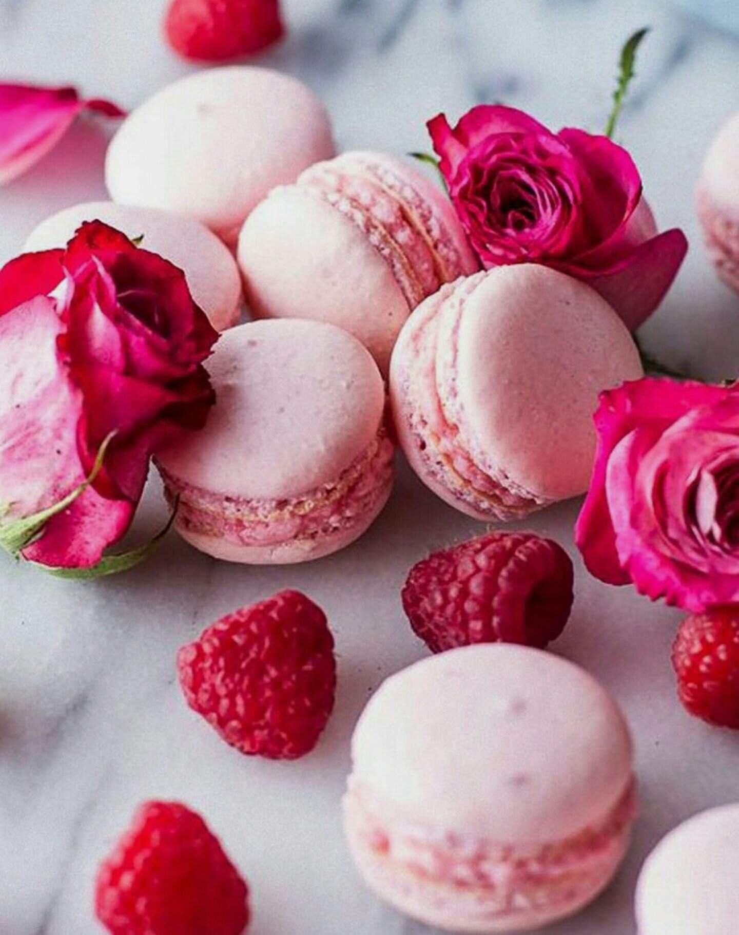 Нежные сладости. Сладости розовый. Красивые Десерты. Розовые вкусняшки. Цветы и сладости.