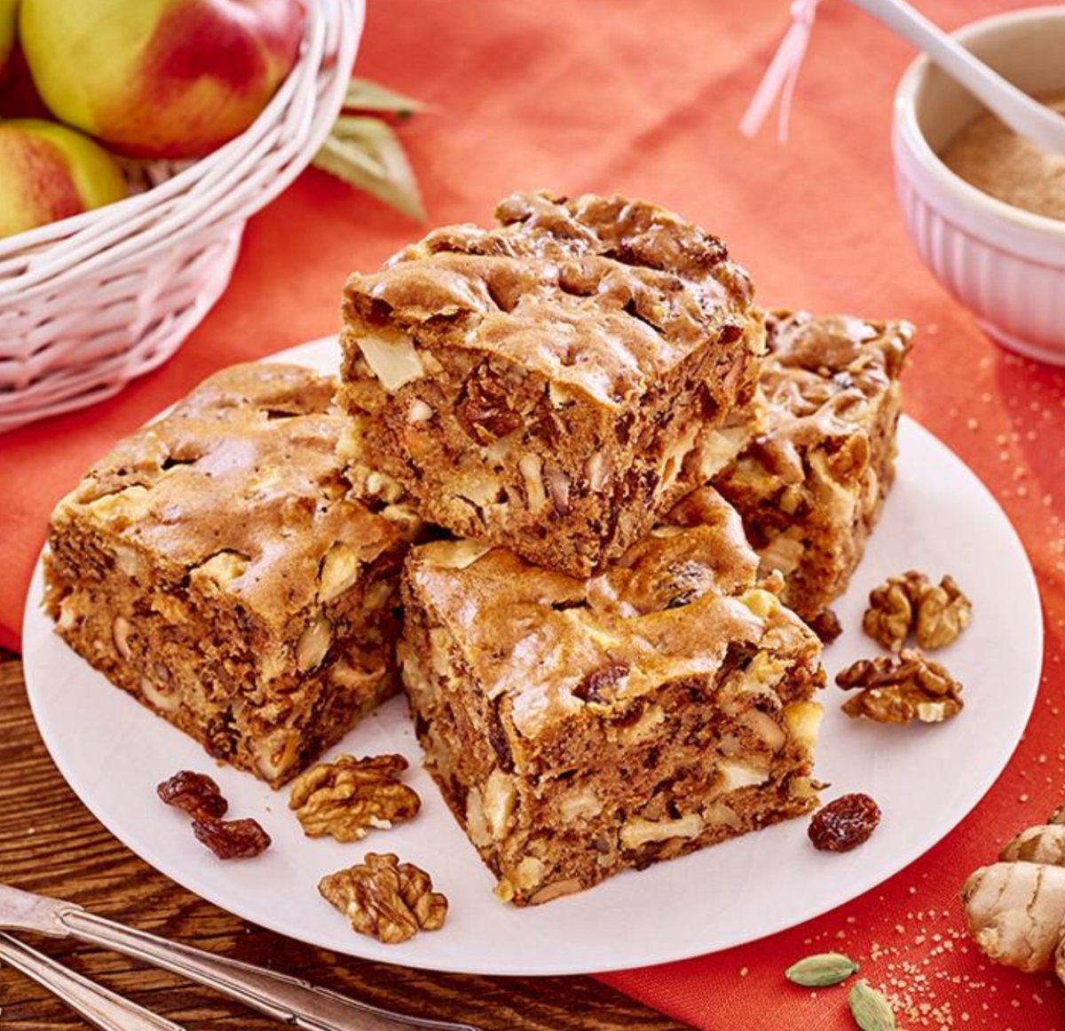 Яблочный пирог с грецкими орехами