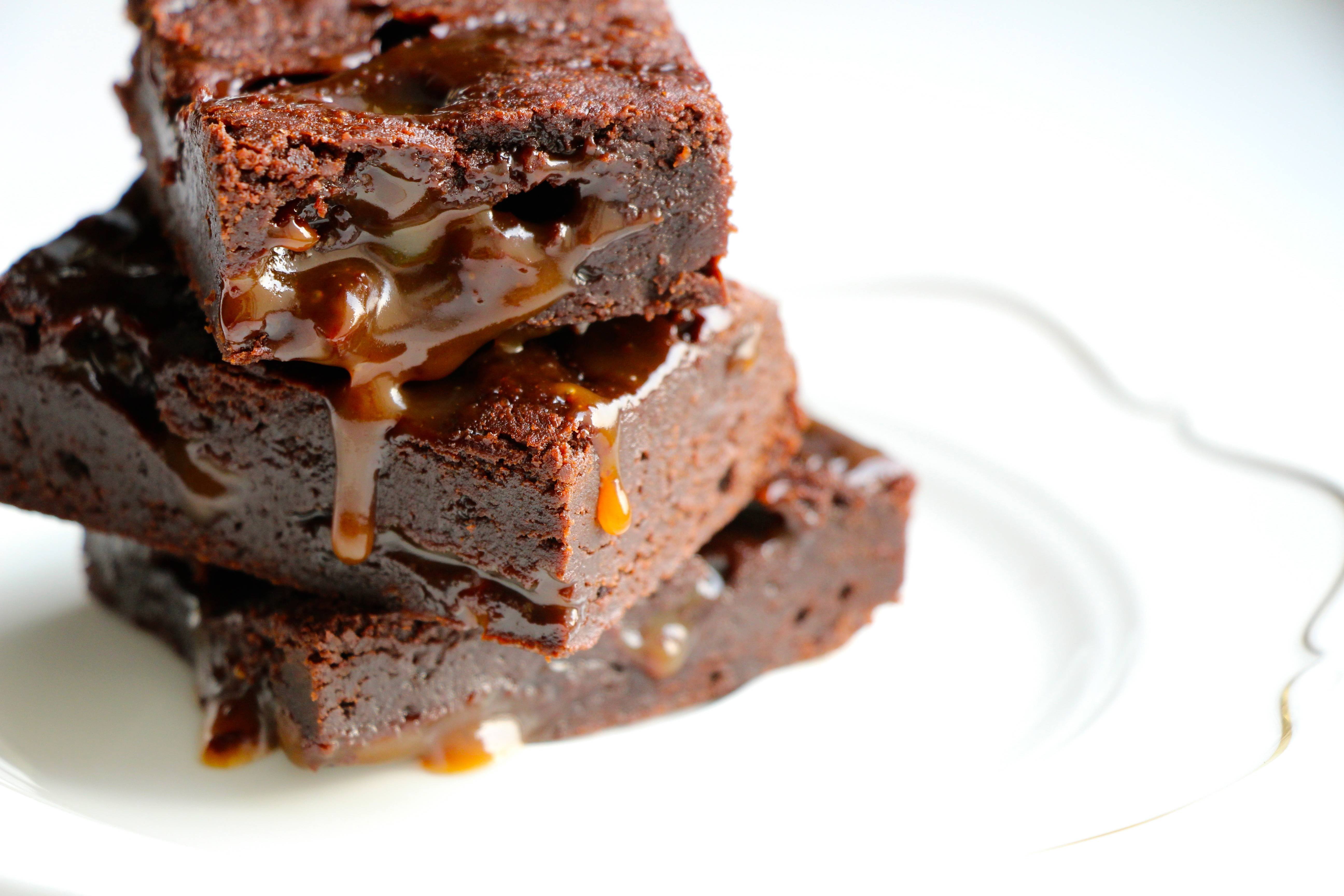 Торт брауни рецепт классический. Шоколадное пирожное Брауни. Брауни Фуджи. Шоколадный Брауни классический. Пирог Брауни шоколадный.