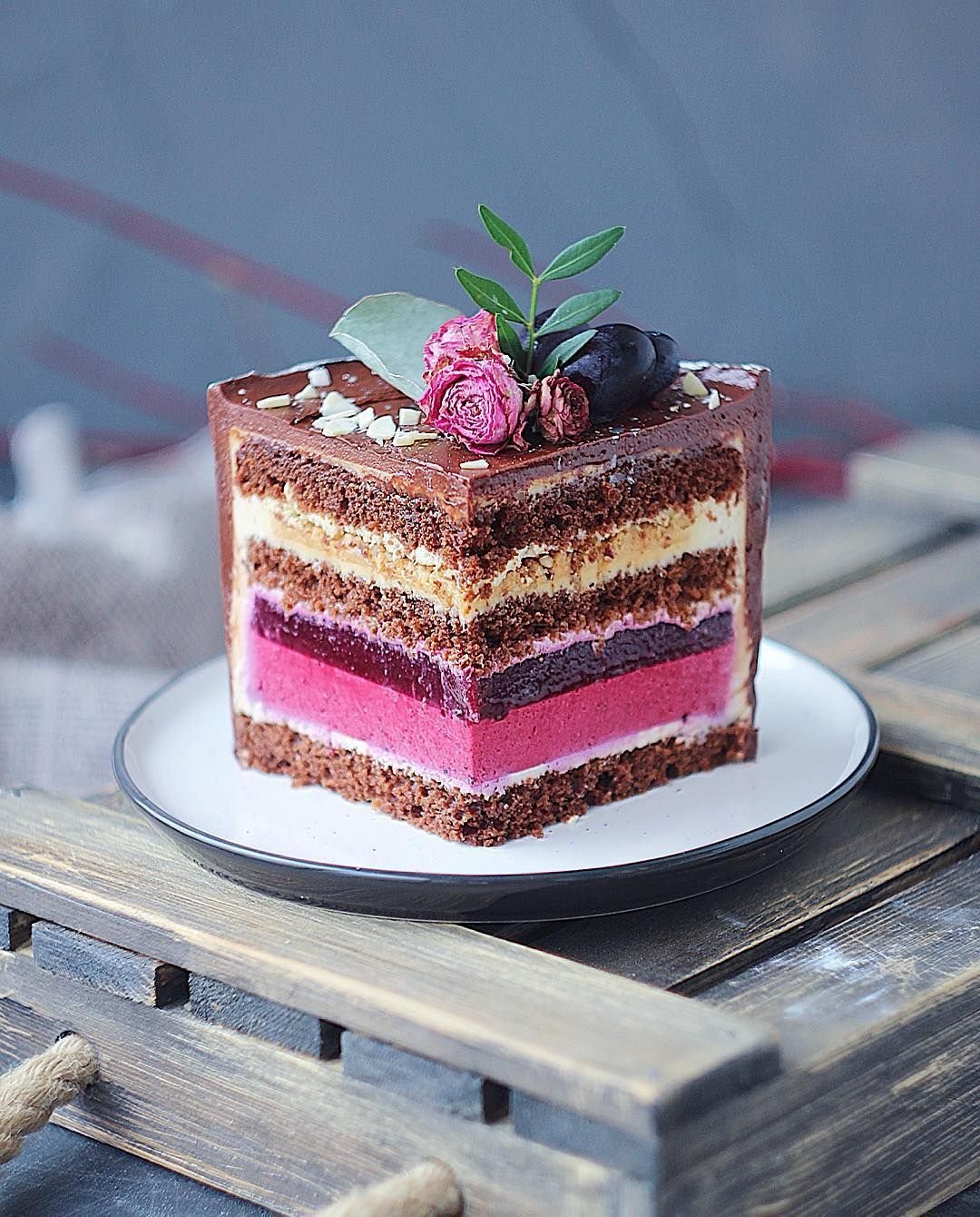 Лакомка мороженое из пирожного