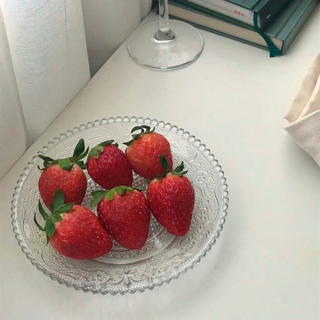 Клубника в шоколаде на тарелке