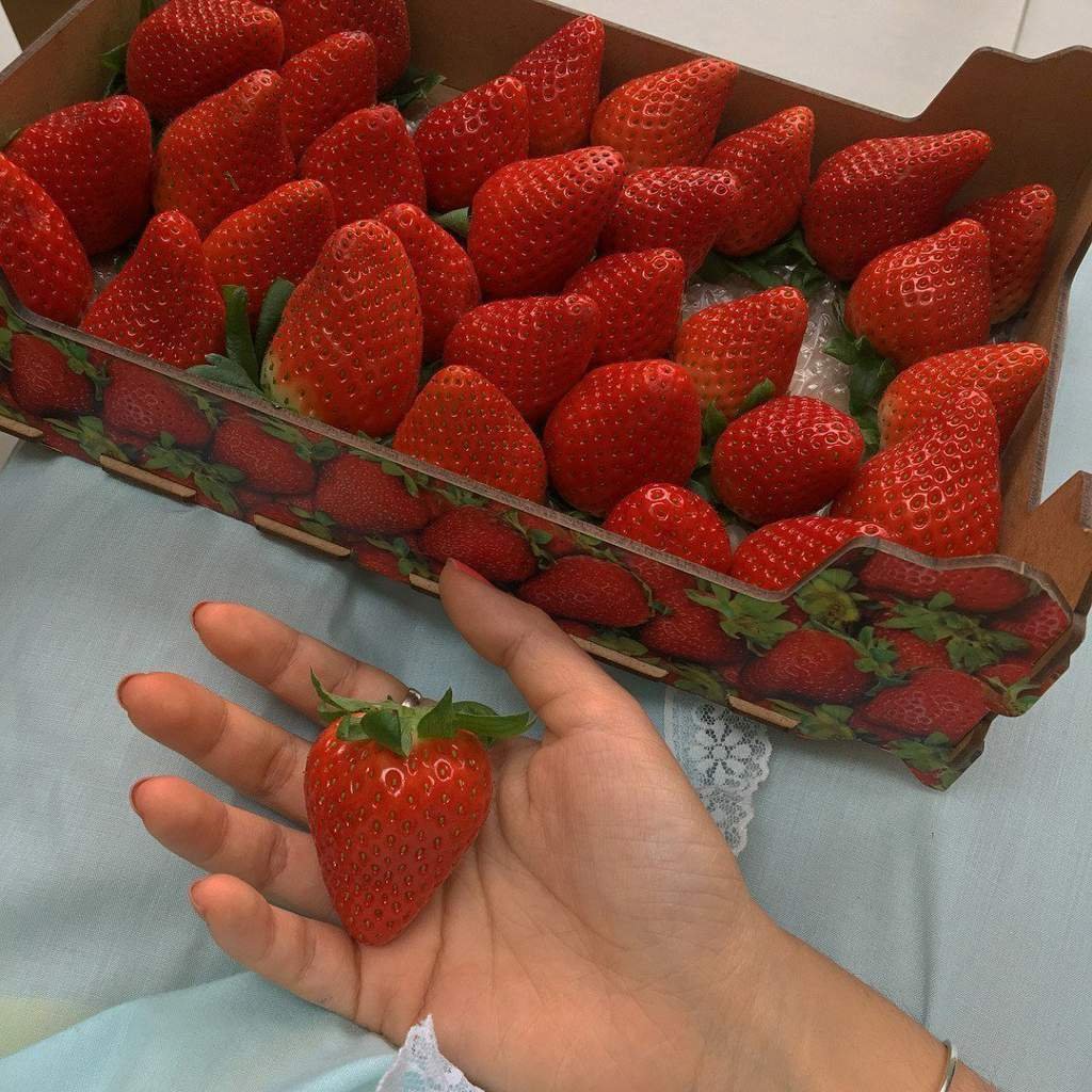 Минималистичная клубника