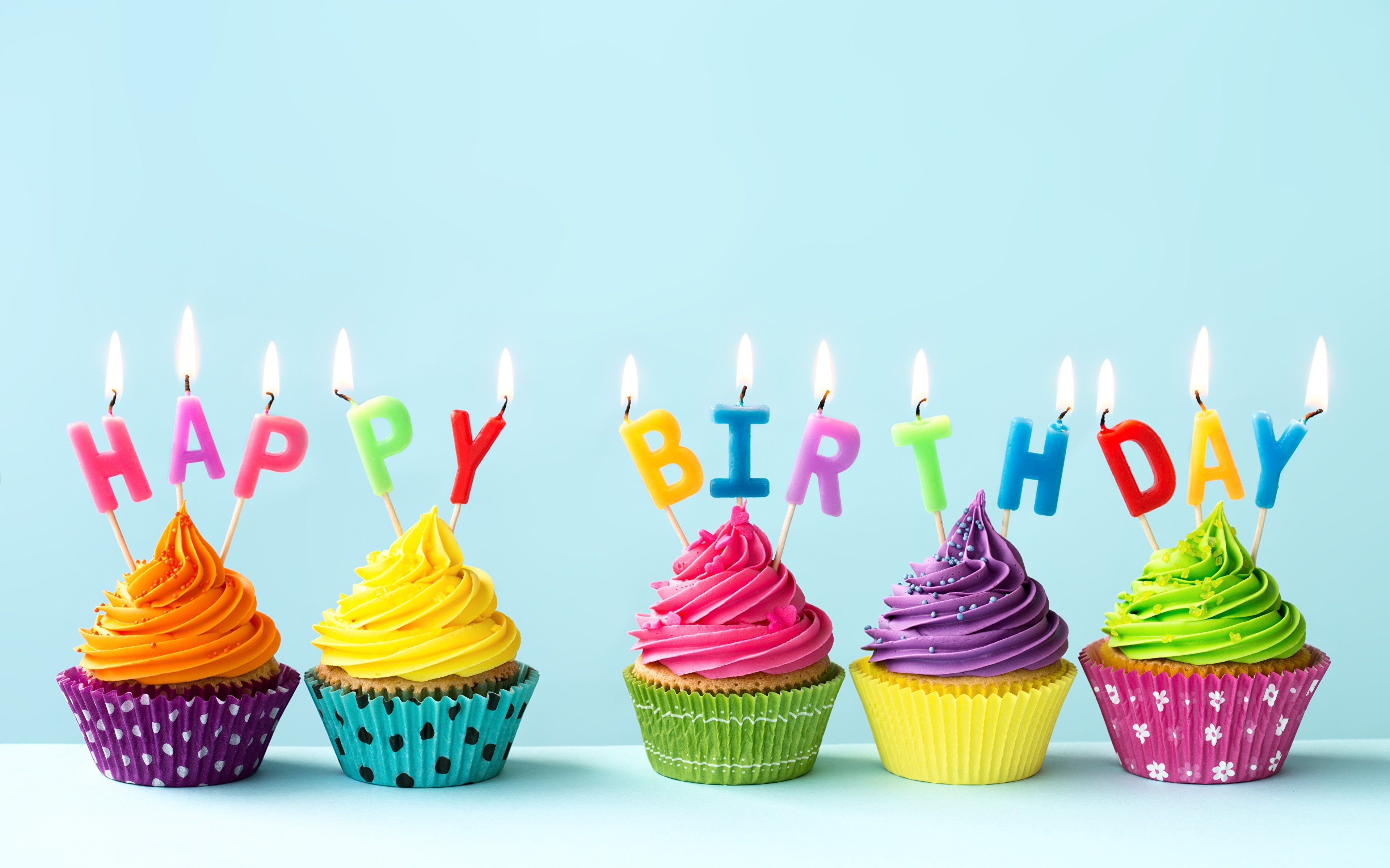 С днем рождения оригинальные картинки. Пирожное на день рождения. С днем рождения Пироженка. Открытки с днём рождения с пирожными. Кексы на день рождения.