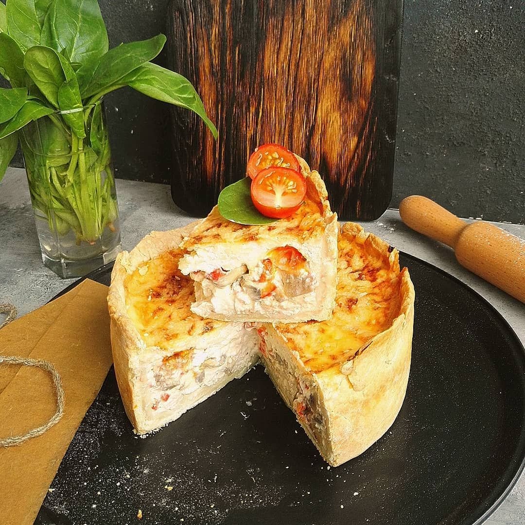 Пирог со сметанной заливкой и ягодами