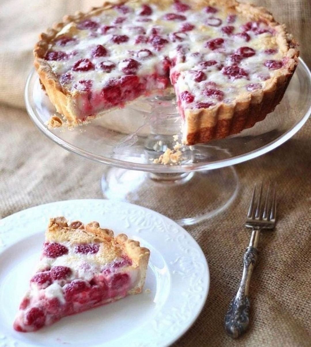 Сочный пирог с клубникой