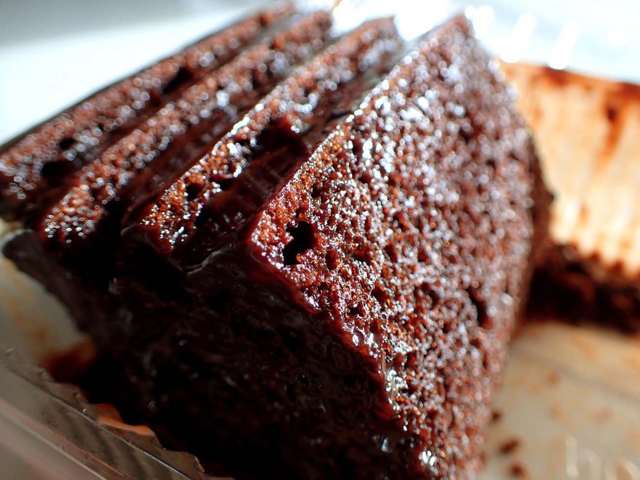 Турецкий шоколадный пирог. Мокрый шоколадный пирог. Мокрый бисквит шоколадный. Влажный шоколадный бисквит. Мокрый шоколадный торт.