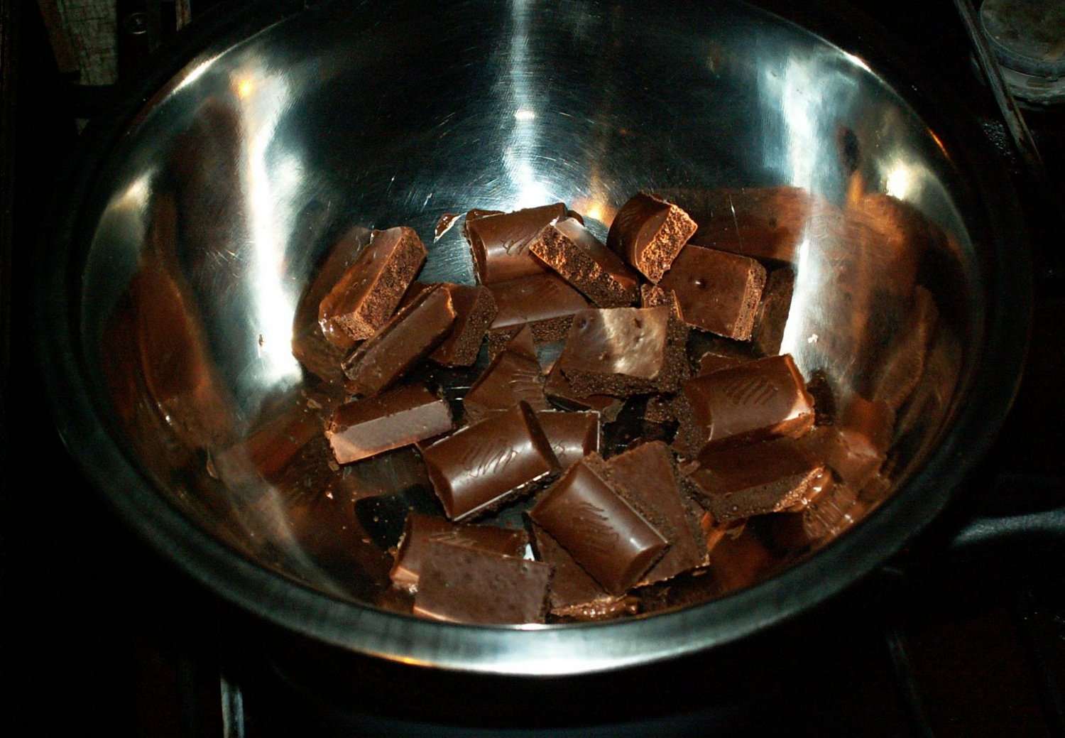 Растопить шоколад на бане. Паровая баня для шоколада. Растопленный шоколад. Водяная баня для шоколада. Шоколад для растопки.