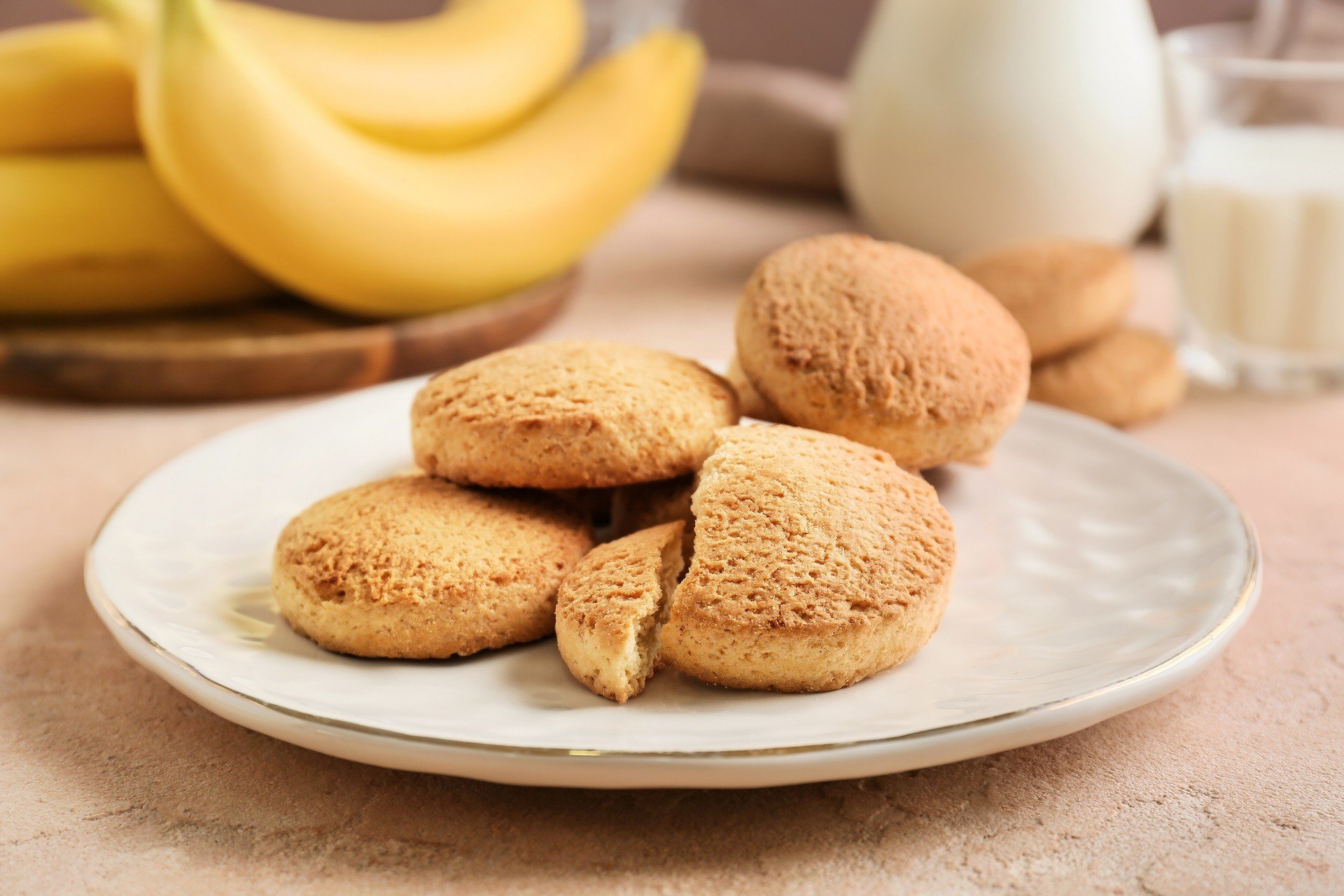 Рецепт овсяных печений с бананом. Банановое печенье. Банановое песочное печенье. Миндально банановое печенье. Печенье с банановым кремом.