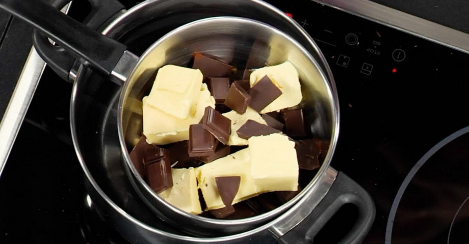 Растопить шоколад на бане. Растопленный шоколад. Водяная баня для шоколада. Шоколад для растопки. Шоколад растопленный с маслом сливочным.