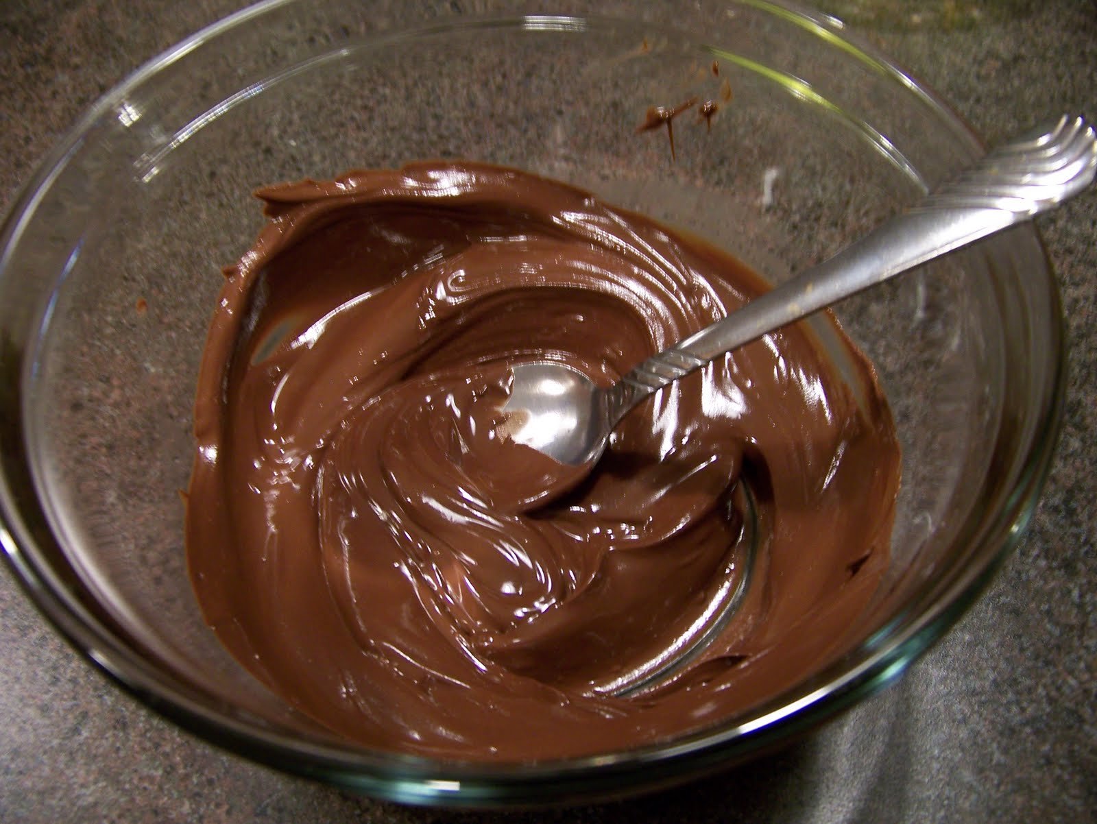Шоколадное масло рецепт с фото. Растопленный шоколад. Молочный шоколад растопленный. Расплавленный шоколад. Плавленный шоколад.