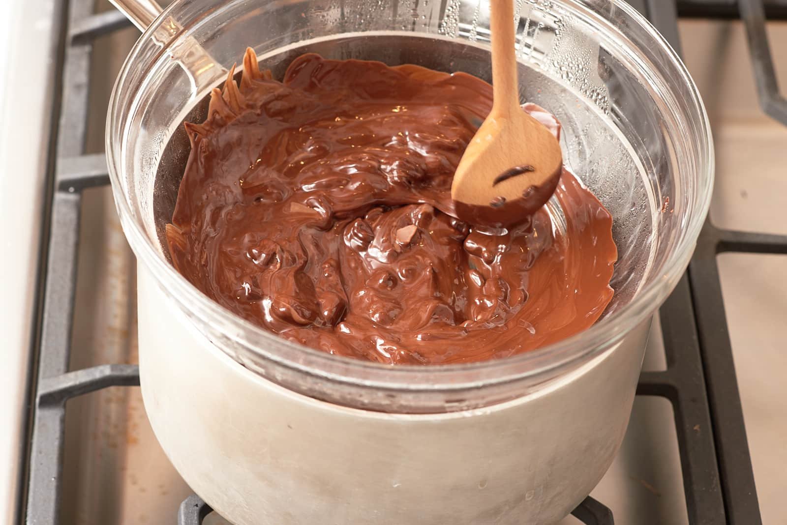 Шоколадный крем пломбир. Воздушный крем для шоколадного торта. Шоколадный торт с заварным кремом в домашних условиях. Паровая баня для шоколада. Крем сливочный с какао порошком.