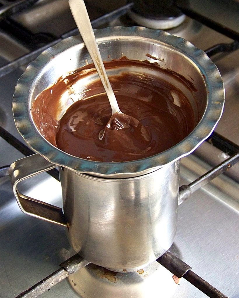 Растопить шоколад на бане. Водяная баня для шоколада. Растопленный шоколад. Паровая баня для шоколада. Молочный шоколад растопленный.