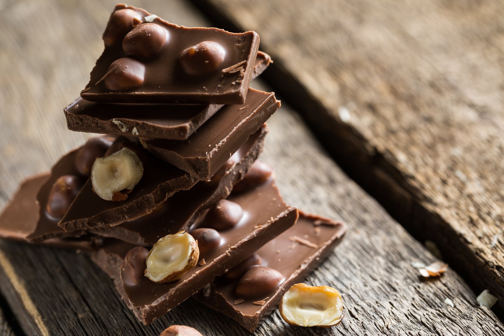 Шоколад е. Hazelnut шоколад. Шоколад с фундуком. Шоколад с орехами. Плитка шоколада с фундуком.