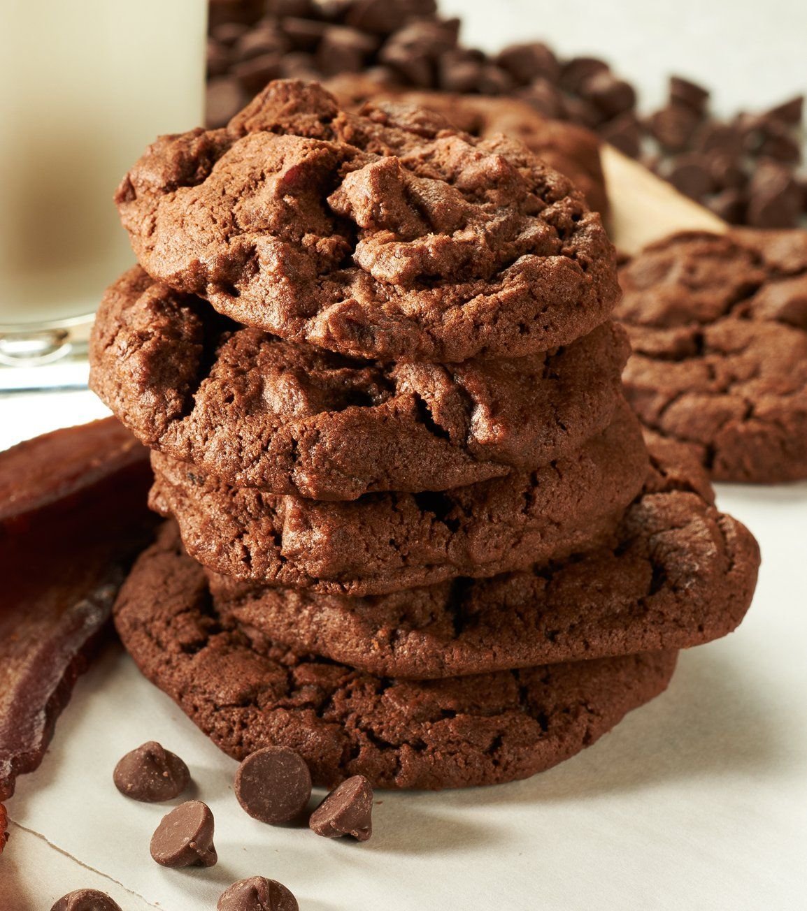 Классическое шоколадное печенье. Шоколадное печенье. Шоколадные печеньки. Мягкое шоколадное печенье. Печеньки с шоколадом.