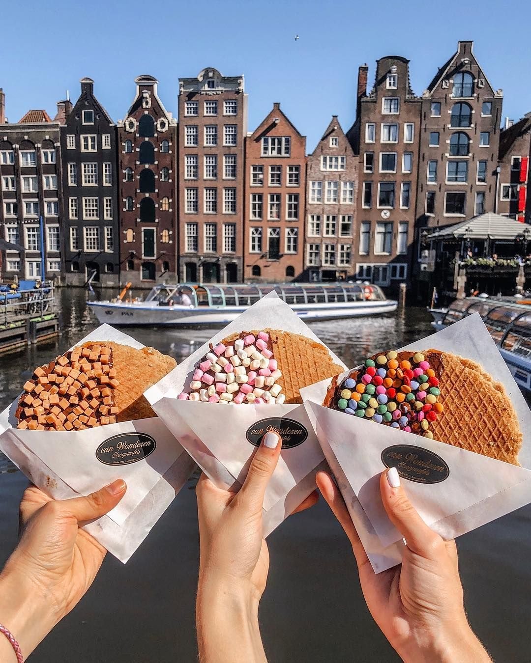 Город вафель. Голландские вафли в Амстердаме. Голландские вафли в Голландии. Завтрак в Нидерландах. Нидерланды Эстетика.