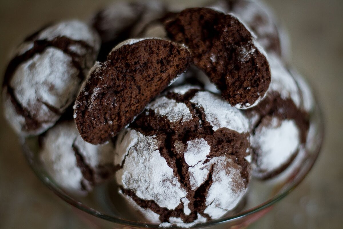 Рецепт печенья с какао в духовке. Мраморное печенье с трещинками. Шоколадное печенье с трещинками. Шоколадное печенье с трещинками с шоколадом. Печенье шоколадное с трещинками с какао.