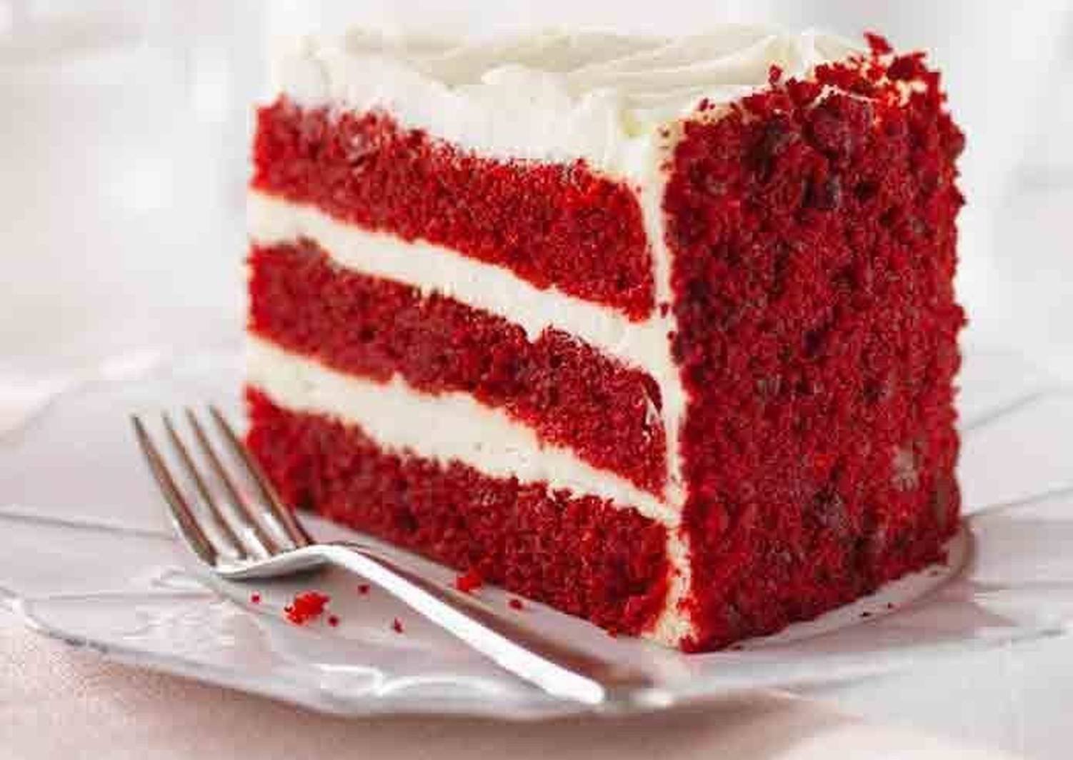 Торт с красной начинкой. Красный бархат разрез с конфи. Красный вельвет торт. Торт «ред вельвет». Бисквит красный бархат.