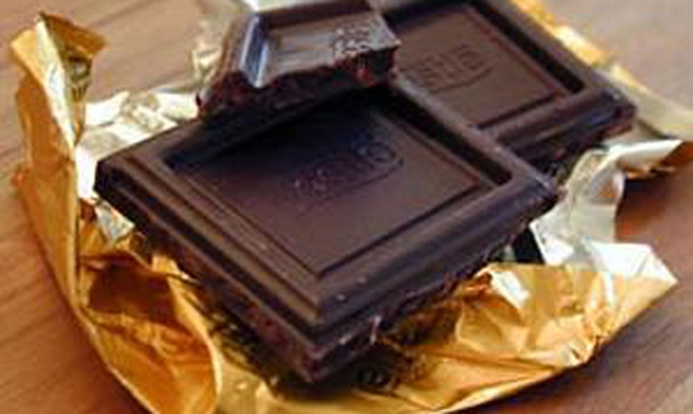 Шоколад и писатель. Дорогие шоколадки. Кусок шоколада. Самая дорогая шоколадка в России. Самый дорогой шоколад.
