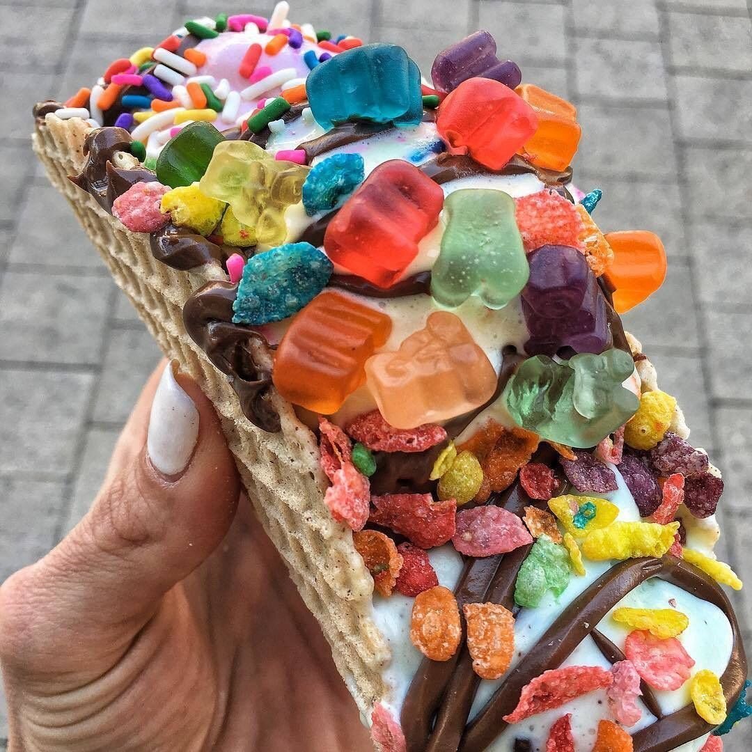 Мороженое в руке