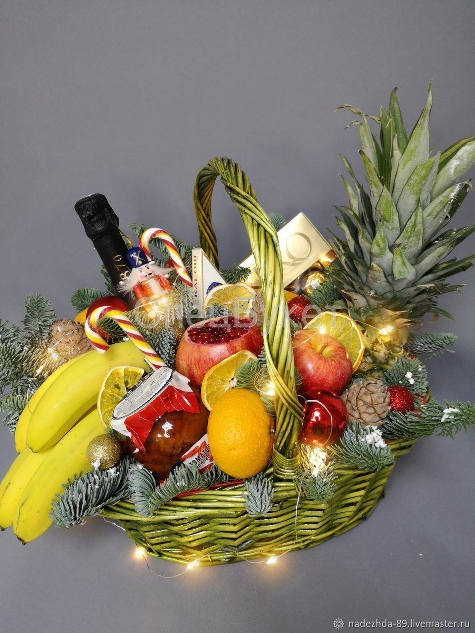 Корзина с вином и мандаринами