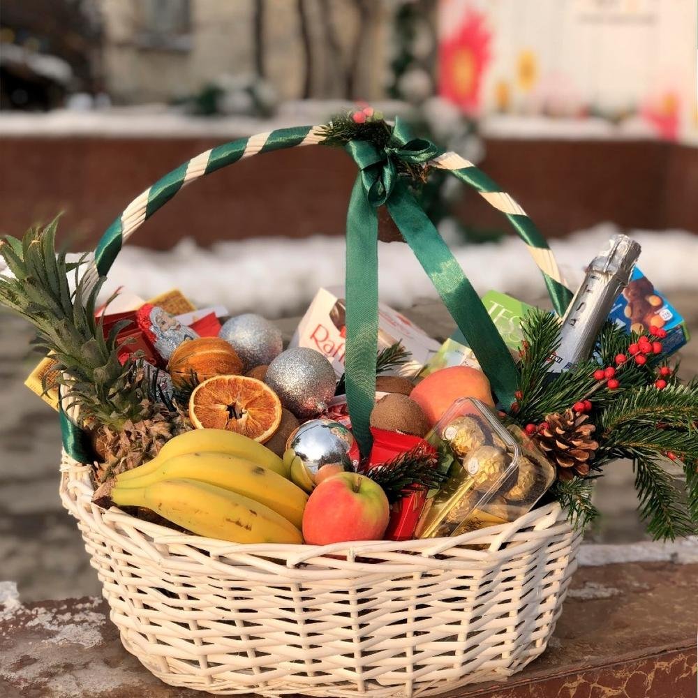 Зимняя корзина с фруктами и елкой