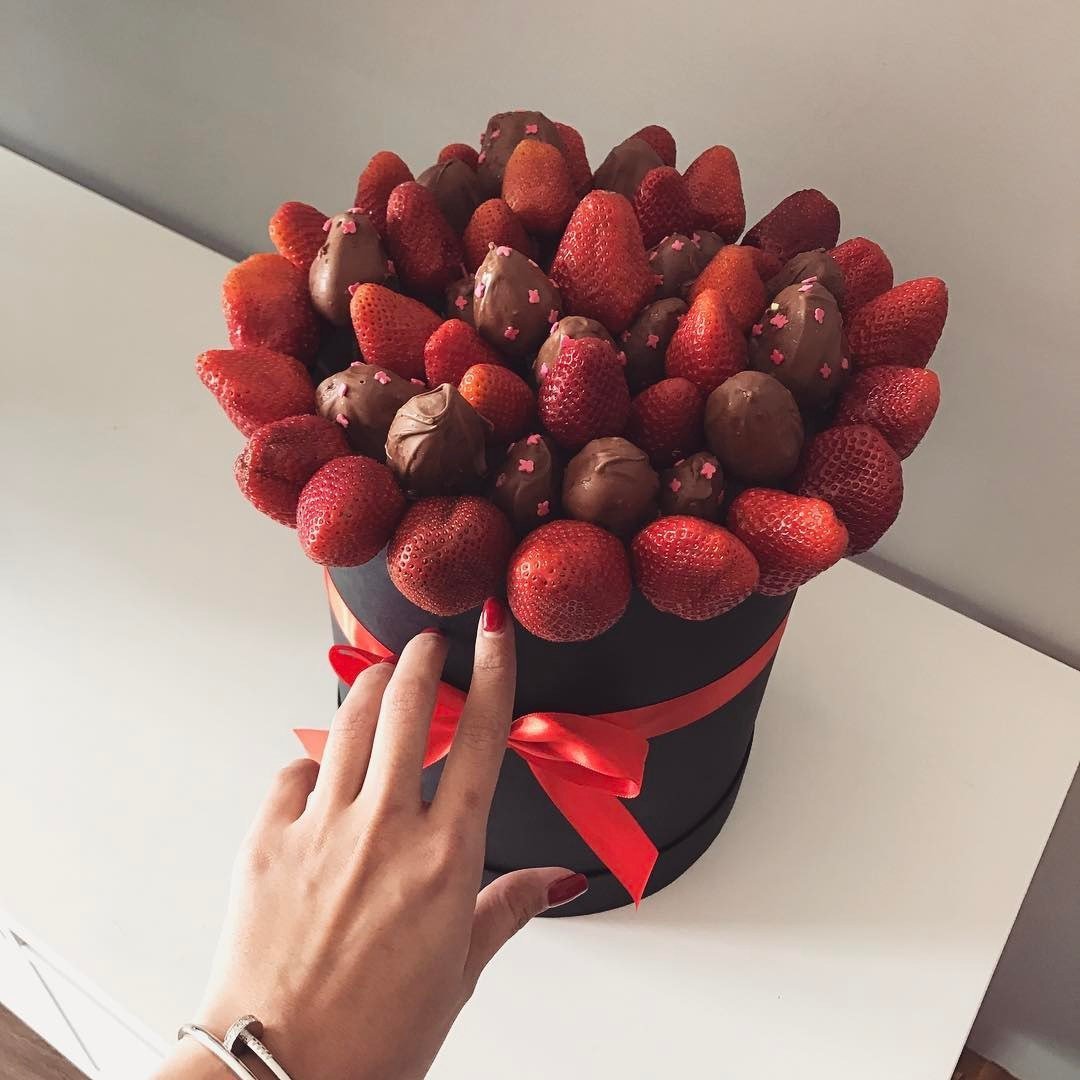 Клубника в шоколаде в шляпной коробке