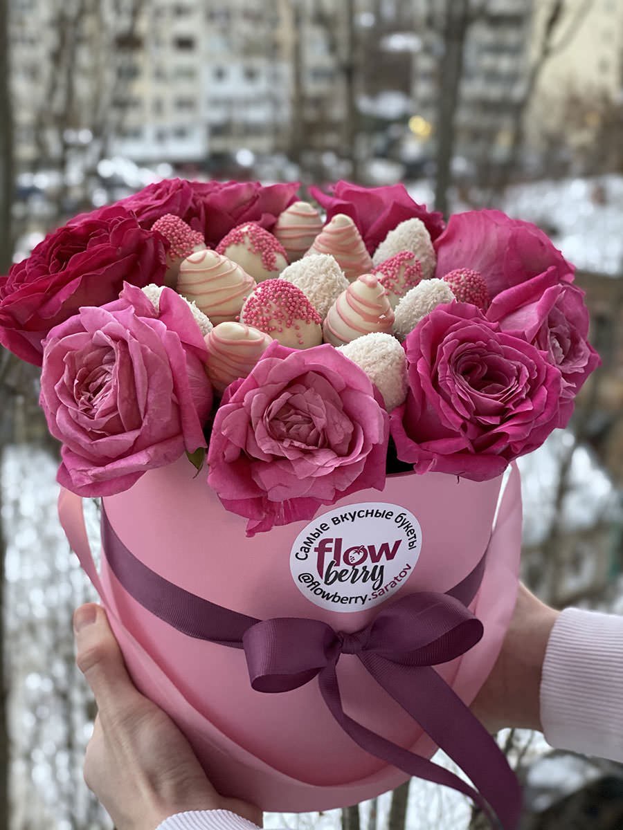 Шляпная коробка клубника в шоколаде однотон
