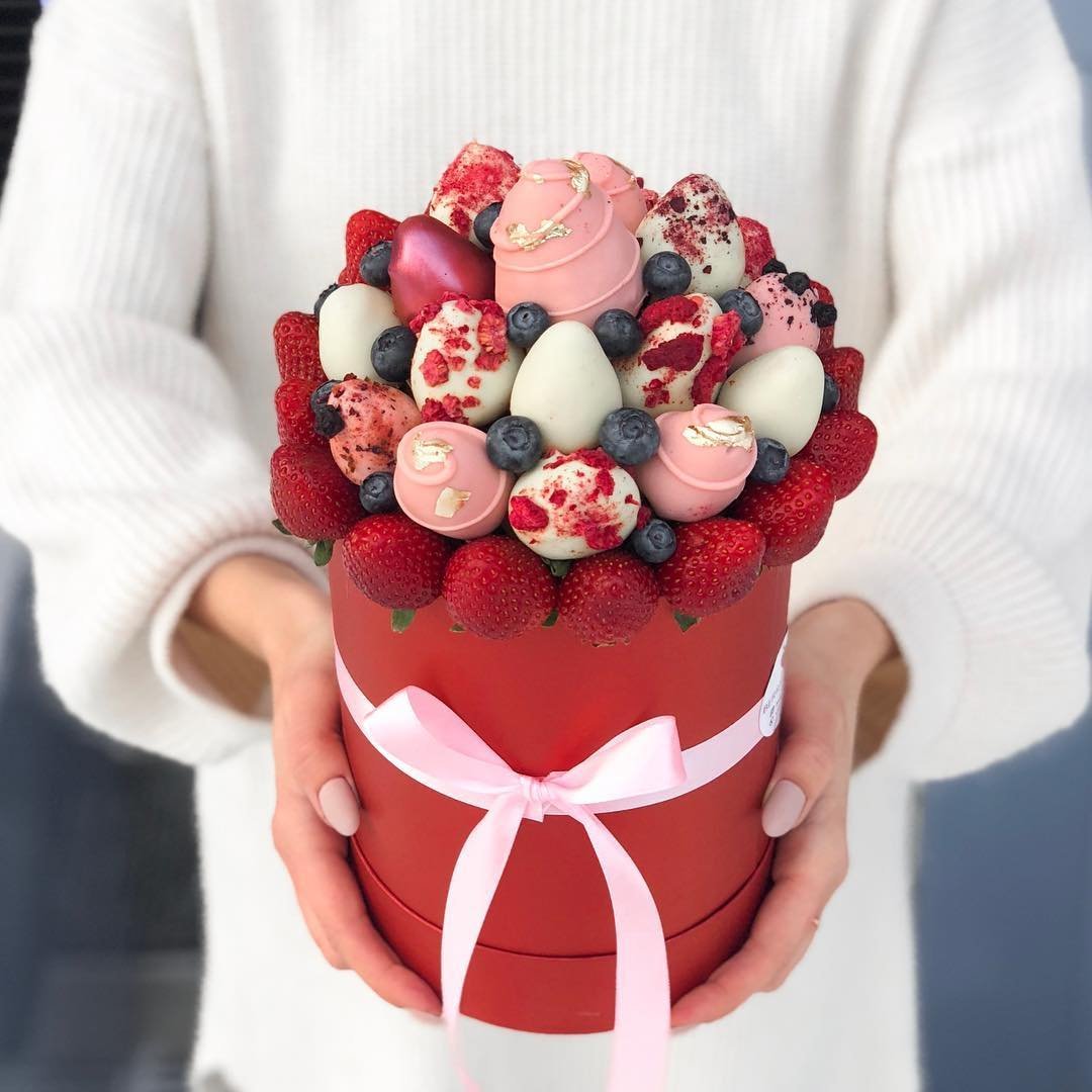 Клубника с цветами в коробке