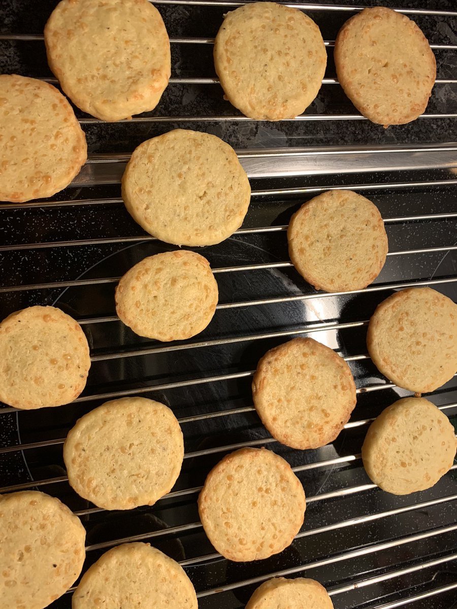 Рецепт домашних рассыпчатых печений в духовке. Печеньки в духовке. Печенье из духовки. Простые вкусные печеньки в духовке. Воздушные печеньки в духовке.
