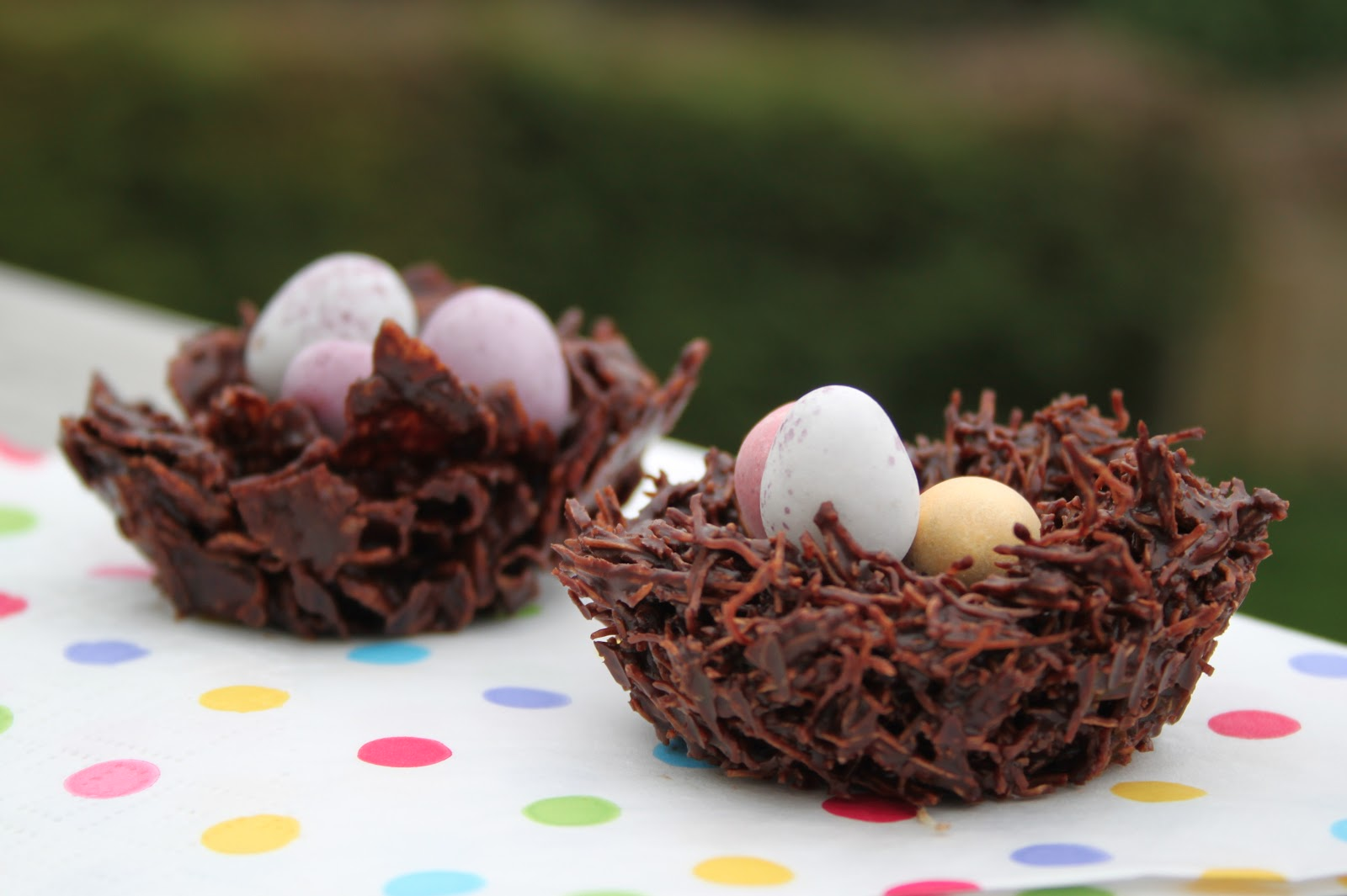 Шоколадное гнездо. Шоколадное гнездо пасхальное. Пасхальные гнезда из шоколада.