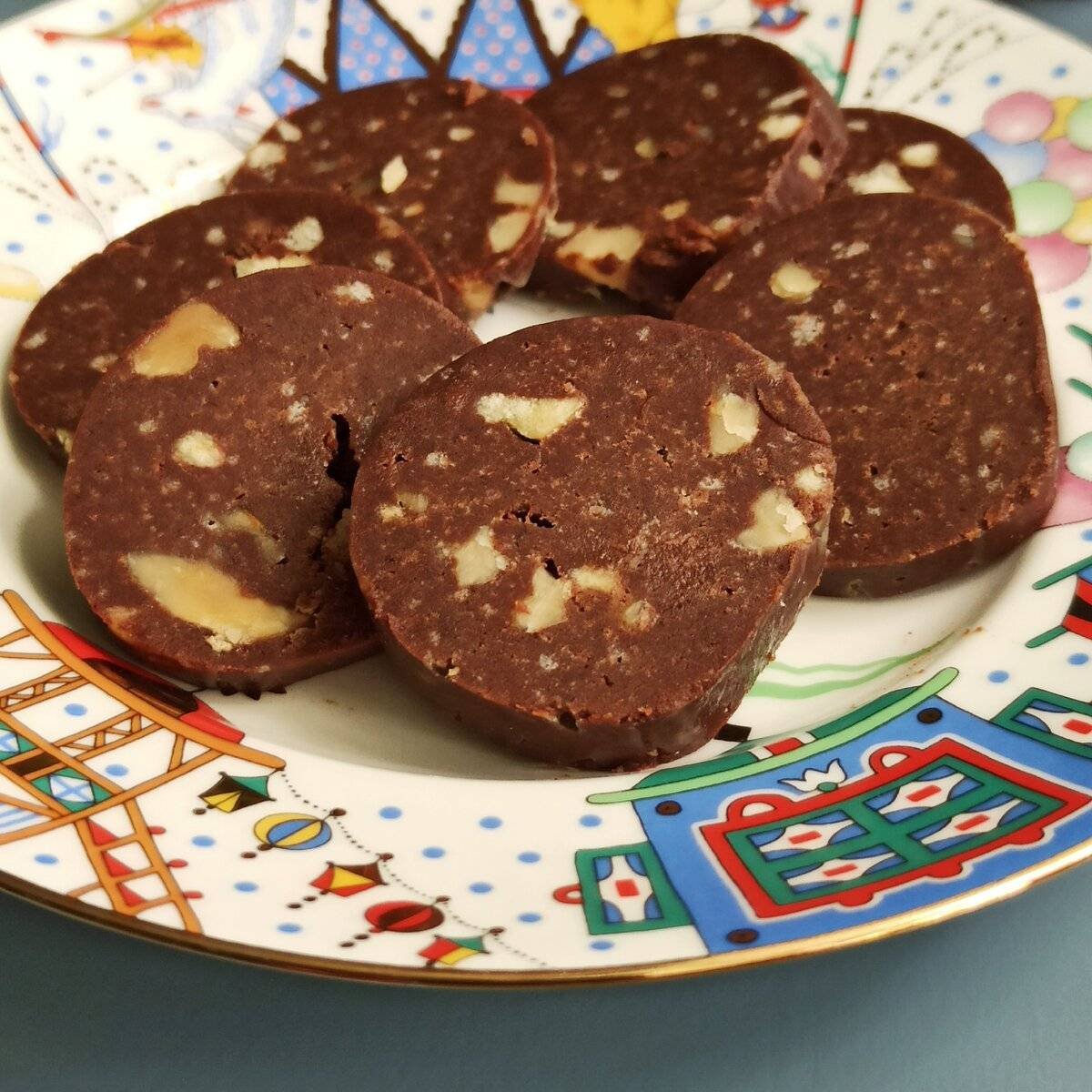 Шоколадная колбаска из печенья со сгущенкой