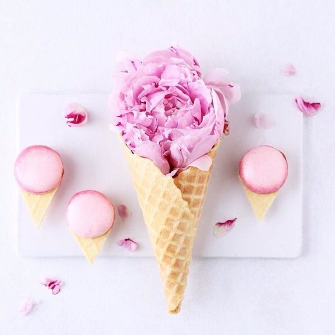 Розовое мороженое в рожке