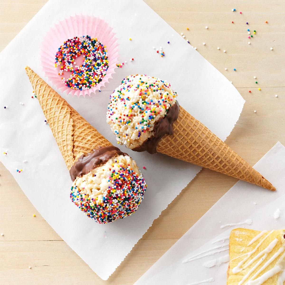 Десерт в виде мороженого на палочке