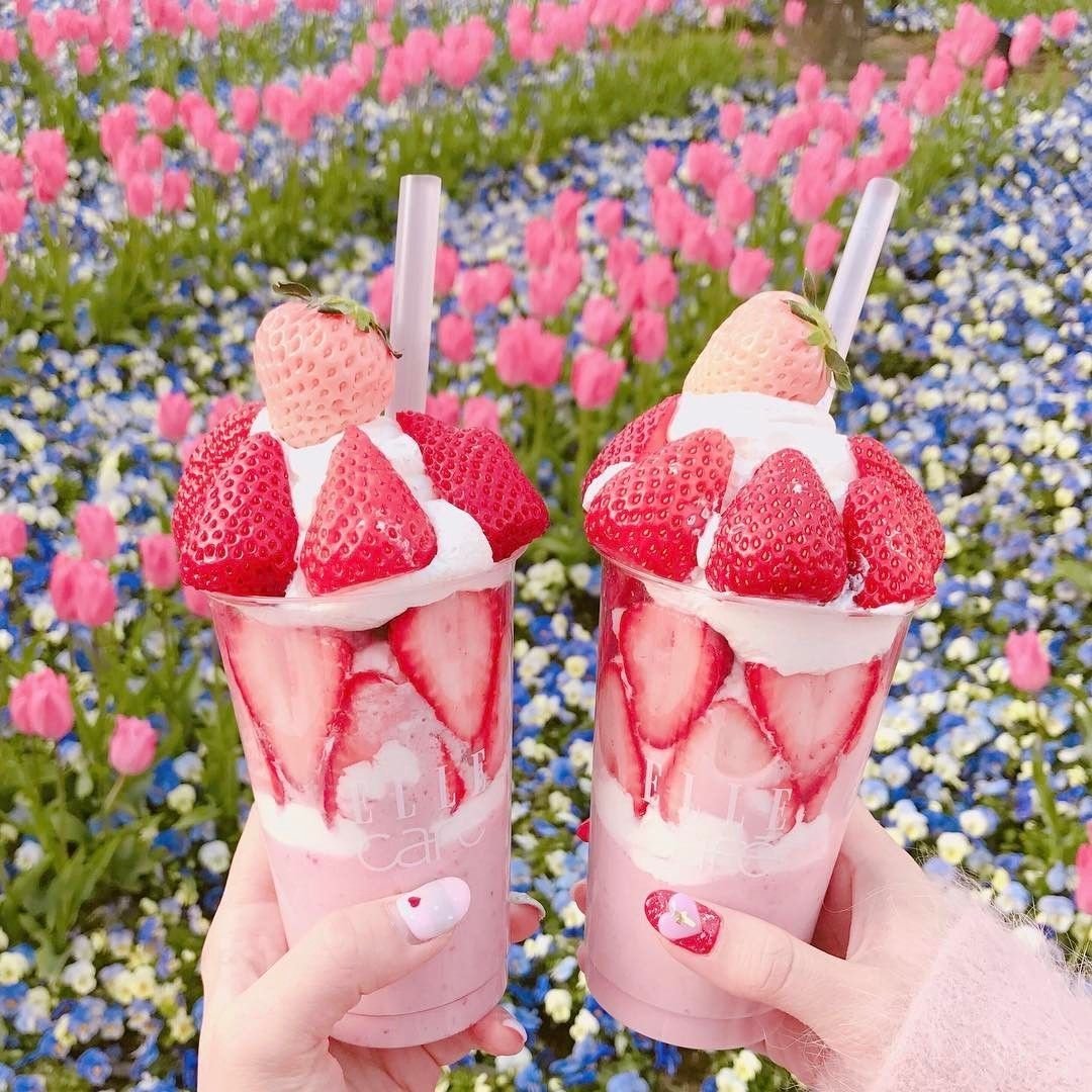 Мороженое на черном фоне
