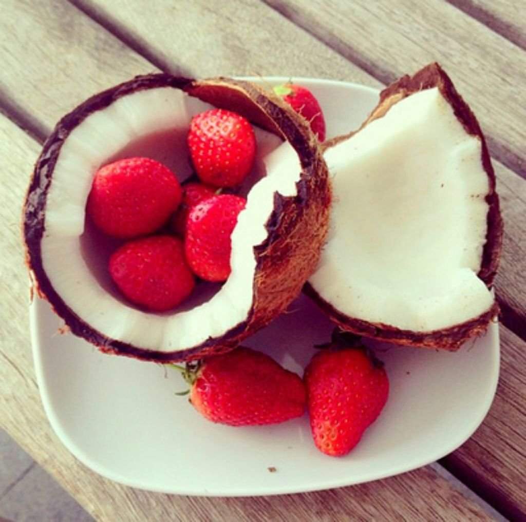 Клубничное мороженое сверху