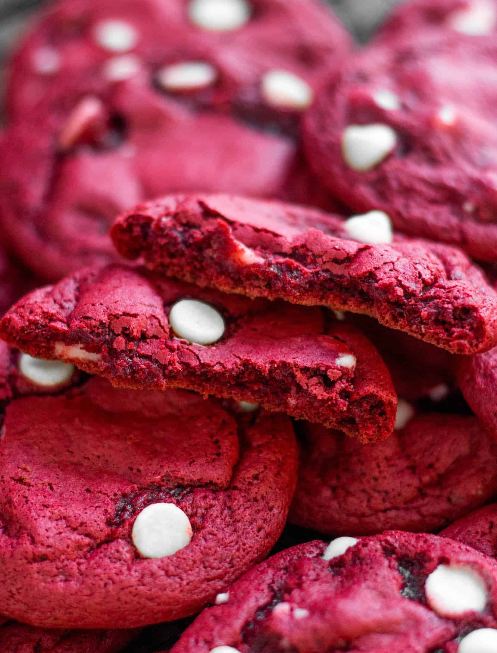 Red cookies. Red Velvet cookie. Красное печенье. Красные печеньки. Печенье красный бархат с трещинками.
