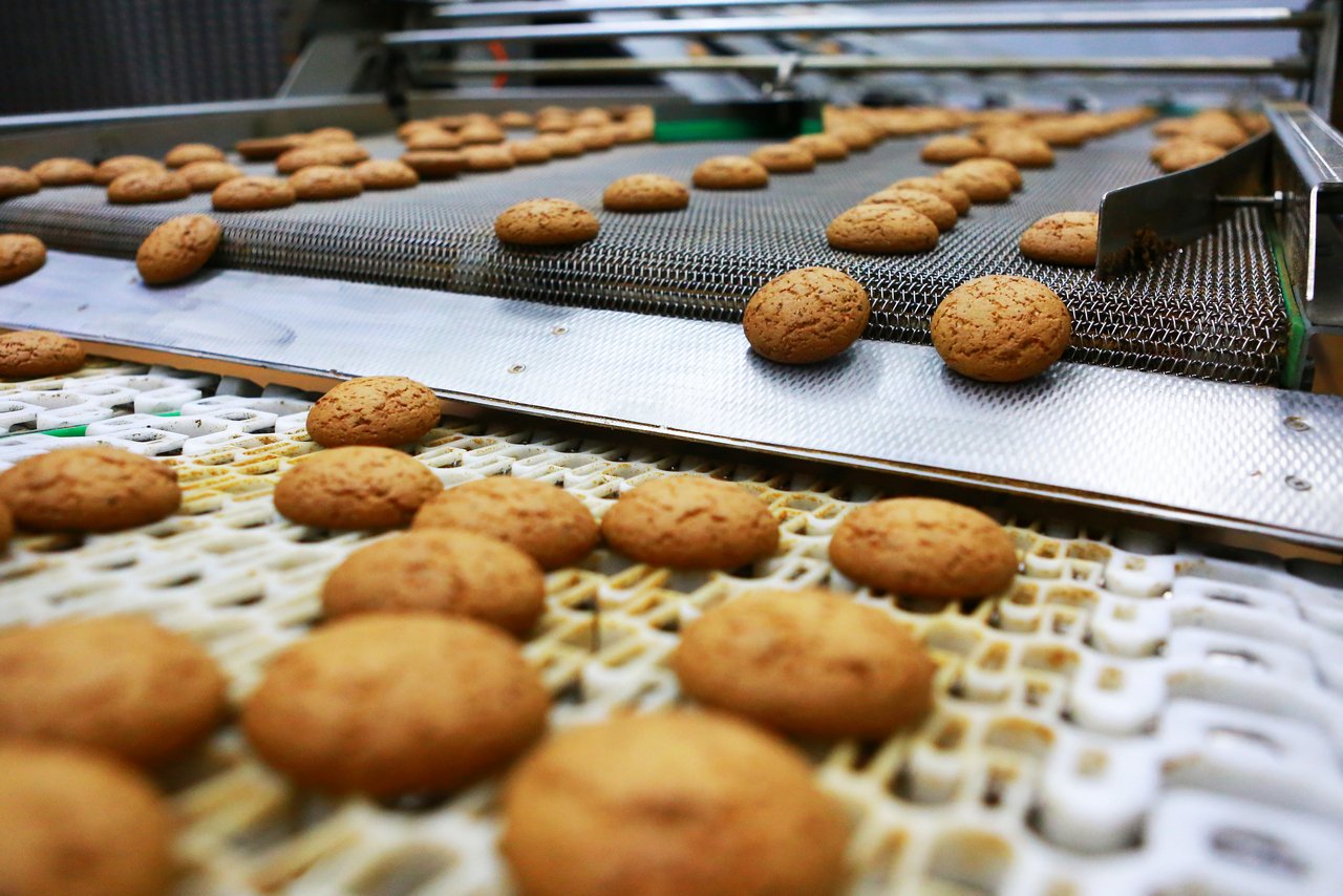 Производители печенья решили изучить действительно. Фабрика печенья. Кондитерская промышленность. Печенье кондитерка. Кондитерский завод.